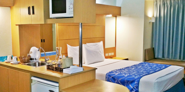 1 Queen Bed Suite, Non-Smoking