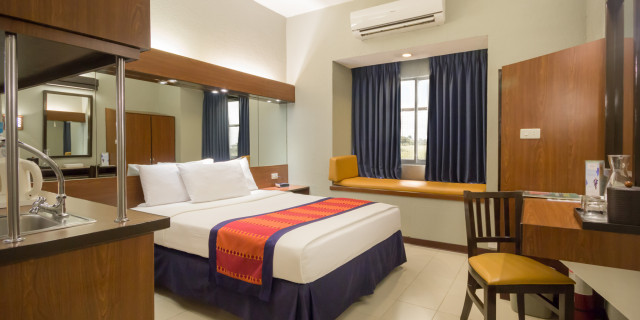 1 Queen Bed Suite, Non-Smoking