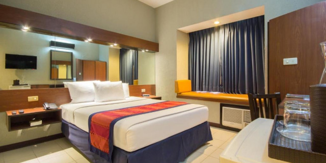 1 Queen Bed Room, Non-Smoking