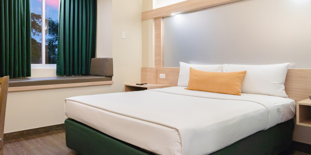 1 Queen Bed Room, Non-Smoking